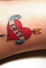 elsker rødt hjerteform og pil tatoveringsmønster