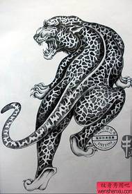 una figura di tatuatu recomenda un tatuatu di leopardo neru è biancu