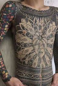 bedek die hele liggaam vol totem-tatoeëringstatoe