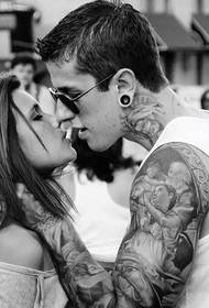 European and American couple tattoo It is so open and confident