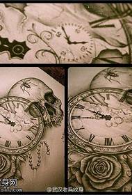 Tetování sdílí speciální sada rukopisů tetování kompasu