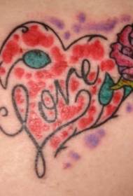 рамо црвено срце И розова шема на тетоважи