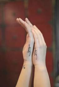 zszyta dłoń para prosty angielski wzór tatuażu