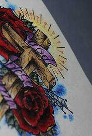 Bar shfaqja e tatuazhit rekomandoi një model tatuazhi me trëndafila të kryqëzuar