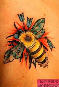 컬러 꿀벌 문신 작품