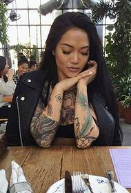 la beauté des cheveux longs pleine de photos de tatouage sexy est très enchanteur