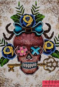 A barra de espectáculos de tatuaxes recomendou un patrón de tatuaxe de cráneo europeo e americano en cor
