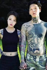 módna párová hviezda má iné tetovanie osobnosti