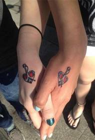 piccolo tatuaggio di coppia sul dorso della mano