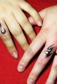 wzór tatuażu z dwoma palcami