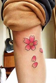 красива малка свежа черешова татуировка под коляното