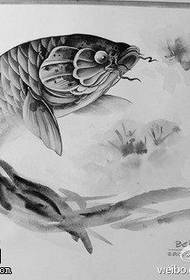 Traballo manuscrito de tatuaxe de peixe de tinta