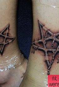 jalka repimässä pari viiden kärjen tähden tatuointikuviota