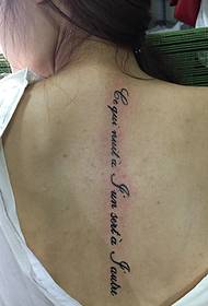 chica columna vertebral recta tatuaje inglés tatuajes