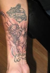 braț maro răstignit pe Isus pe tatuajul crucii