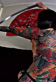 Mme pleine de photos de tatouage de dragon diabolique couleur gratuit et dominateur