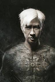 rambut putih hijau Zhang Jiahui penuh dengan tato yang mendominasi tato menawan