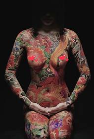 女生满身日式彩色纹身图案非常狂野