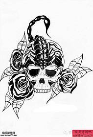 Scorpion 玫瑰花 skull tattoos manuskriptfoto's