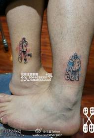 tatuaż polecił kilka kreatywnych prac tatuażowych na deskorolce