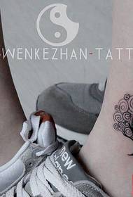 noga popularno pop par maleno stablo s uzorkom tetovaže ptica