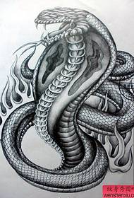 nigrum et album perscripta participatur a paro of serpens ex operibus tattoos Threicae ostende (CXVI)CMLXVIII - a nigrum et album perscripta tigris operatur per figuras participes ad spectaculum tattoo