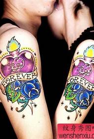 paže pár láska ruže tetovanie