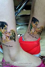 Coppia europea bacia un mudellu di tatuaggi