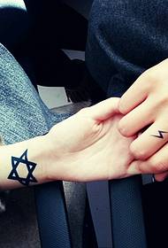 saldus mažų porų meilė simbolizuoja mažas tatuiruotes