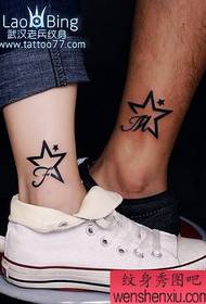 pareja tatuaje de alfabeto de estrella de cinco puntas