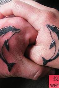 tatuaj de delfin cuplu de mână