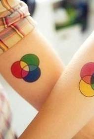 modello di tatuaggio coppia braccio anello catena colore