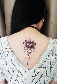 Η σπονδυλική στήλη του κοριτσιού με μακριά μαλλιά με μοτίβο τατουάζ λωτού