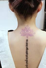 lotus en Sanskryt tatoeëring fan 'e wervelkolom