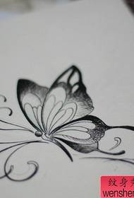 un groupe de manuscrits tatouage papillon