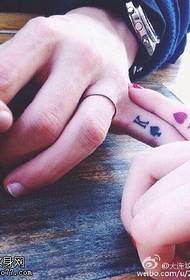 un patrón de tatuaje de póker en el dedo de una pareja