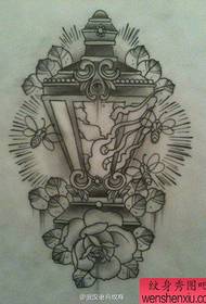 Tetovažna figura priporoča rokopisna tatoo rožnega svetilnika