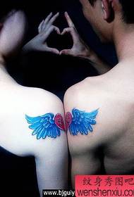двојка во боја за loveубов тетоважи со крилја