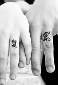 modèle de tatouage de doigt de couple masculin