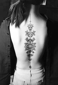 kreatív és finom totem tetoválás képe a gerincről