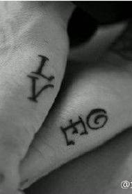 ຮູບແບບ tattoo ຈົດ ໝາຍ ຄວາມຮັກຂອງຄູ່ບ່າວສາວ