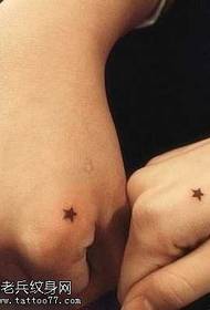 mano ritorno coppia modello di tatuaggio di pentagramma