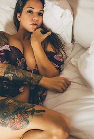 Las mujeres europeas y americanas sexys cubiertas de tatuajes son muy tentadoras
