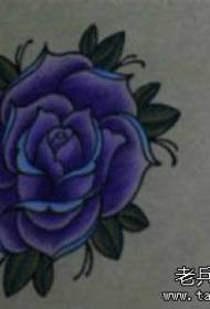 La barra d'espectacles del tatuatge recomanava un patró manuscrit del tatuatge de roses