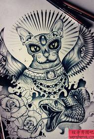Tattoo-showbalk beval een kat-tatoeagepatroon in schoolstijl aan