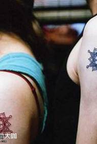 model de tatuaj cuplu de flori de brațe