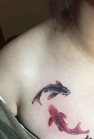 tyttö pari kalmaria rinnassa Pari tatuointi malli