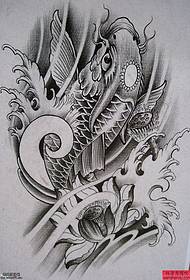 un tatuaggio in fiore di loto bianco e nero funziona in comune con il tatuaggio della carpa