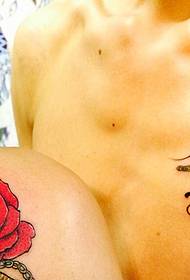 elsker låser og roseblomster kombinert med et par tatoveringsbilder