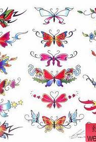 un patrón de tatuaxe de bolboreta de cor
